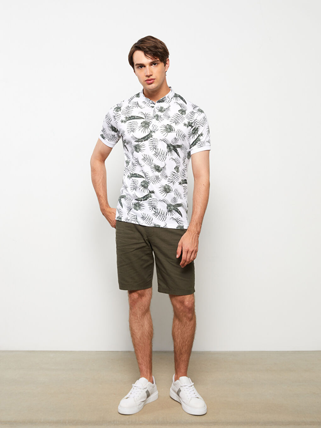 Beyaz Hakim Yaka Kısa Kollu Desenli Erkek Tişört