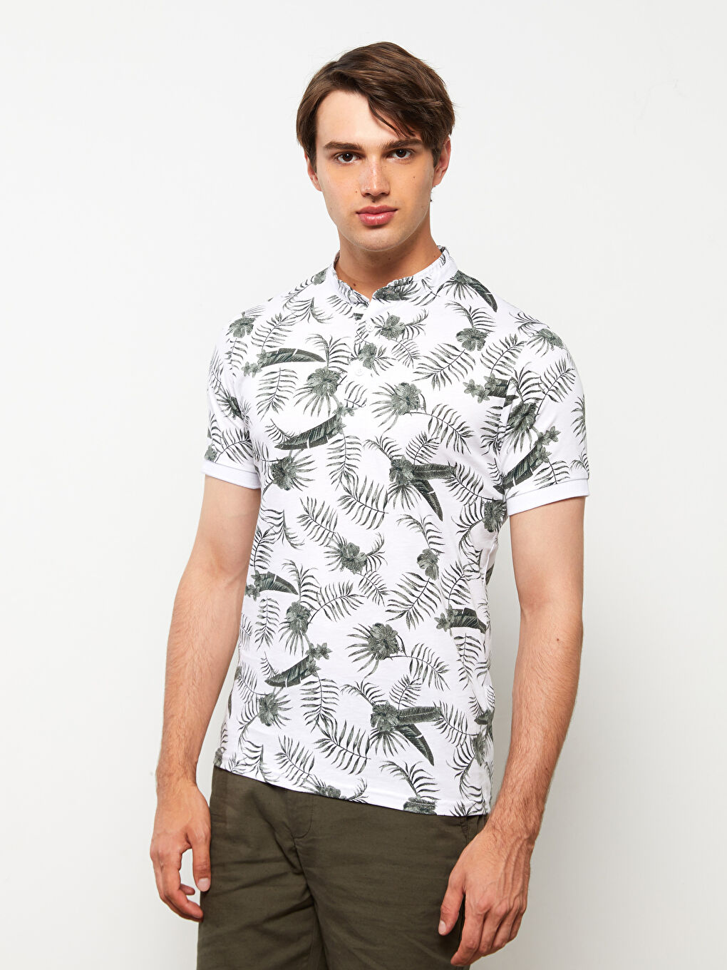 Beyaz Hakim Yaka Kısa Kollu Desenli Erkek Tişört-1