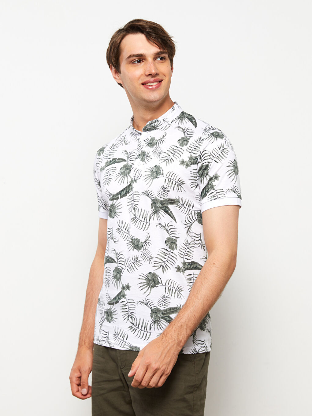 Beyaz Hakim Yaka Kısa Kollu Desenli Erkek Tişört-2