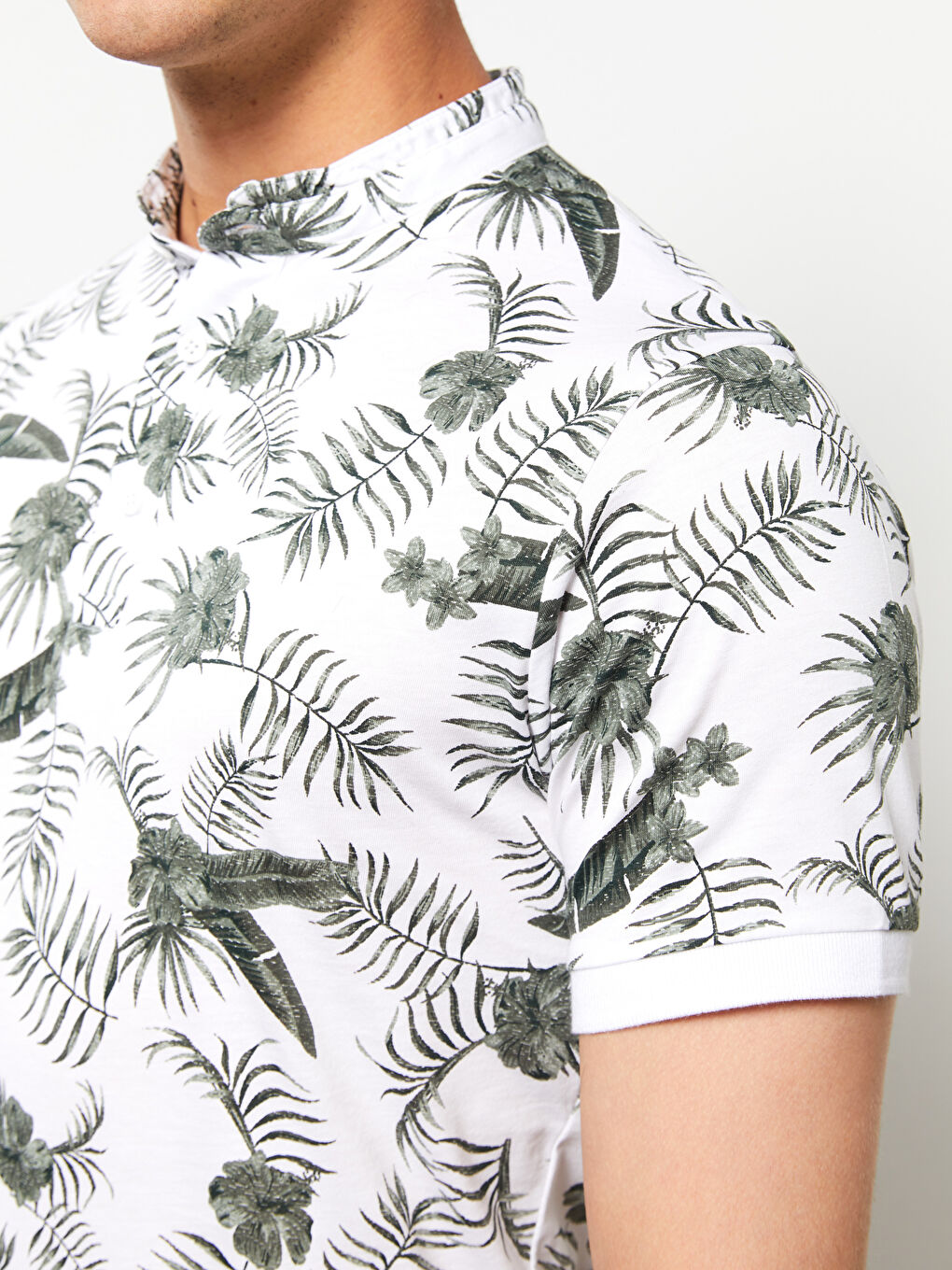 Beyaz Hakim Yaka Kısa Kollu Desenli Erkek Tişört-3