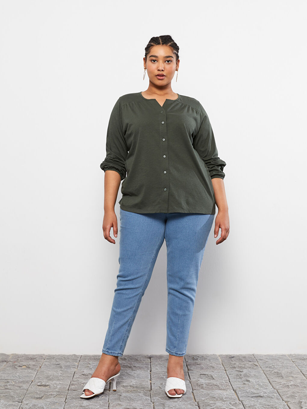 Haki Büyük Beden Kaçık Yaka Düz Uzun Kollu Pamuklu Kadın Tişört-2