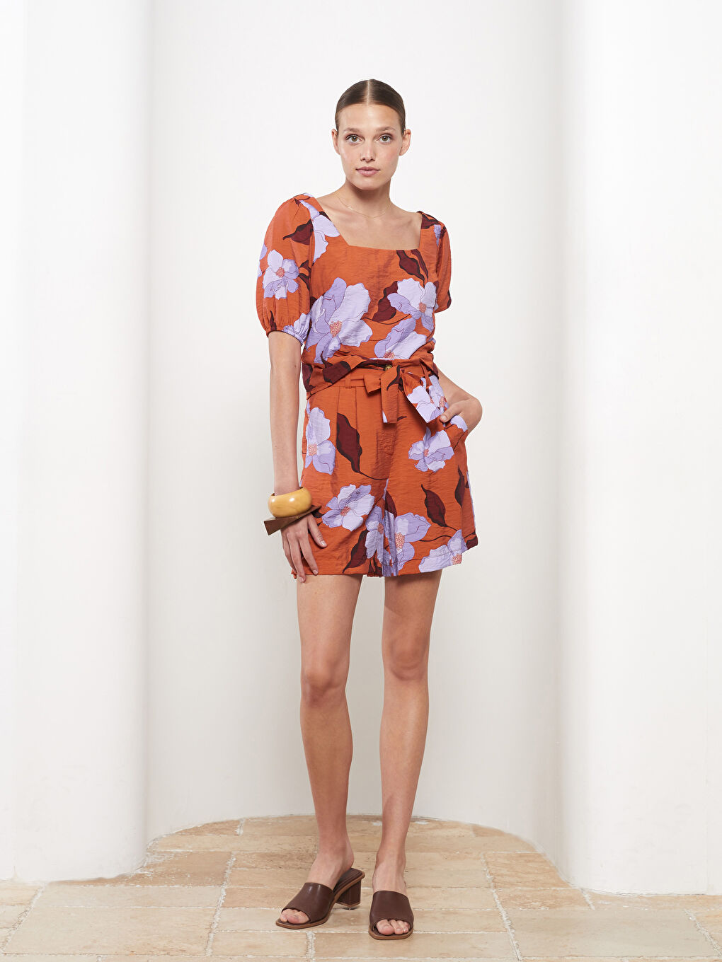 Kahverengi Yüksek Bel Rahat Kalıp Çiçekli Kadın Şort