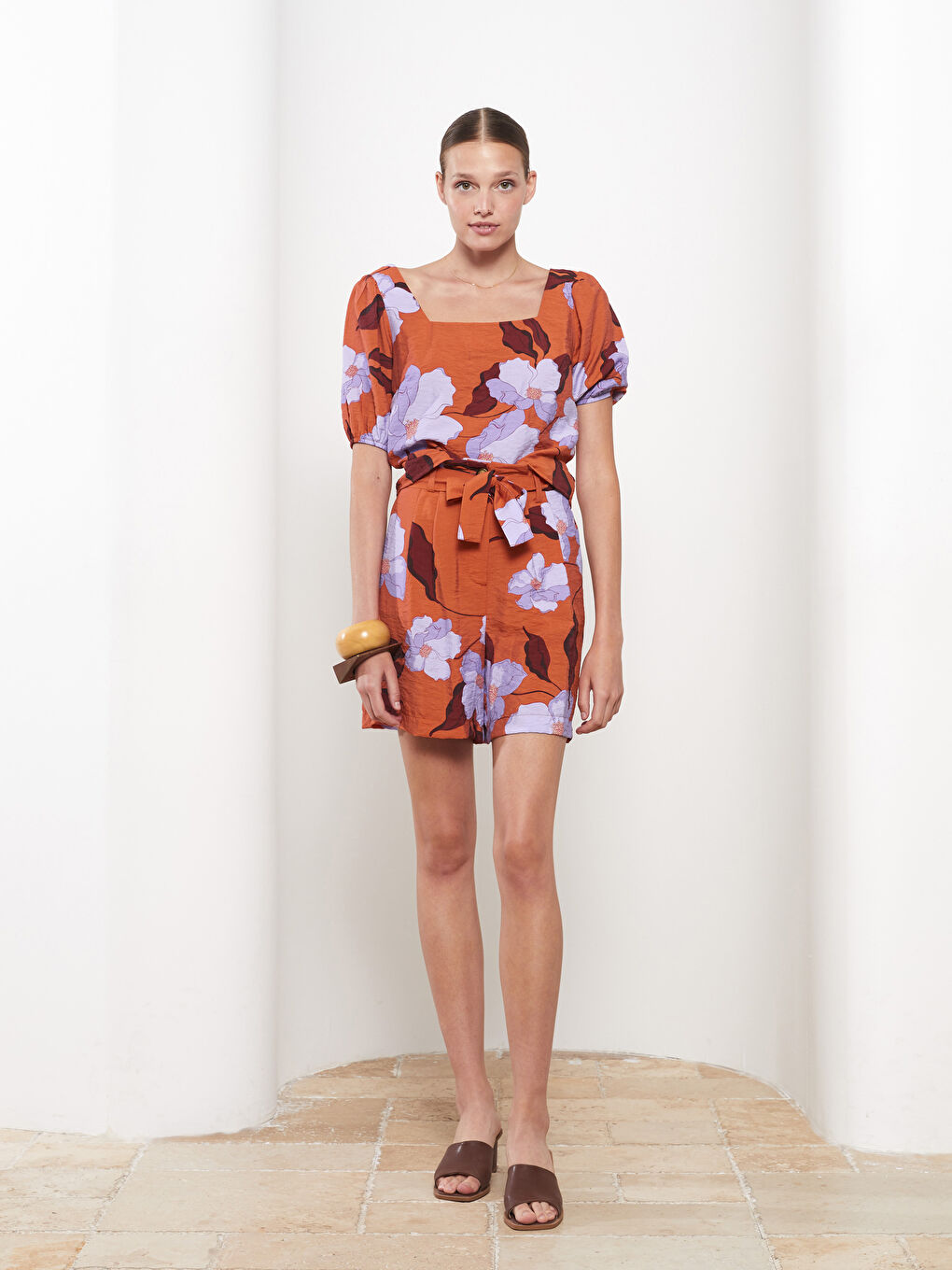 Kahverengi Yüksek Bel Rahat Kalıp Çiçekli Kadın Şort-1