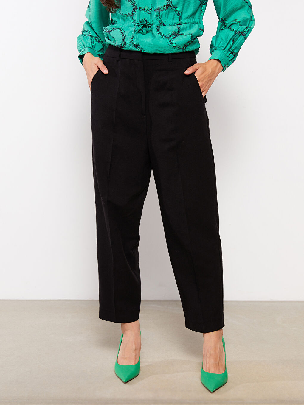 Siyah Standart Fit Düz Cep Detaylı Kadın Pantolon-3