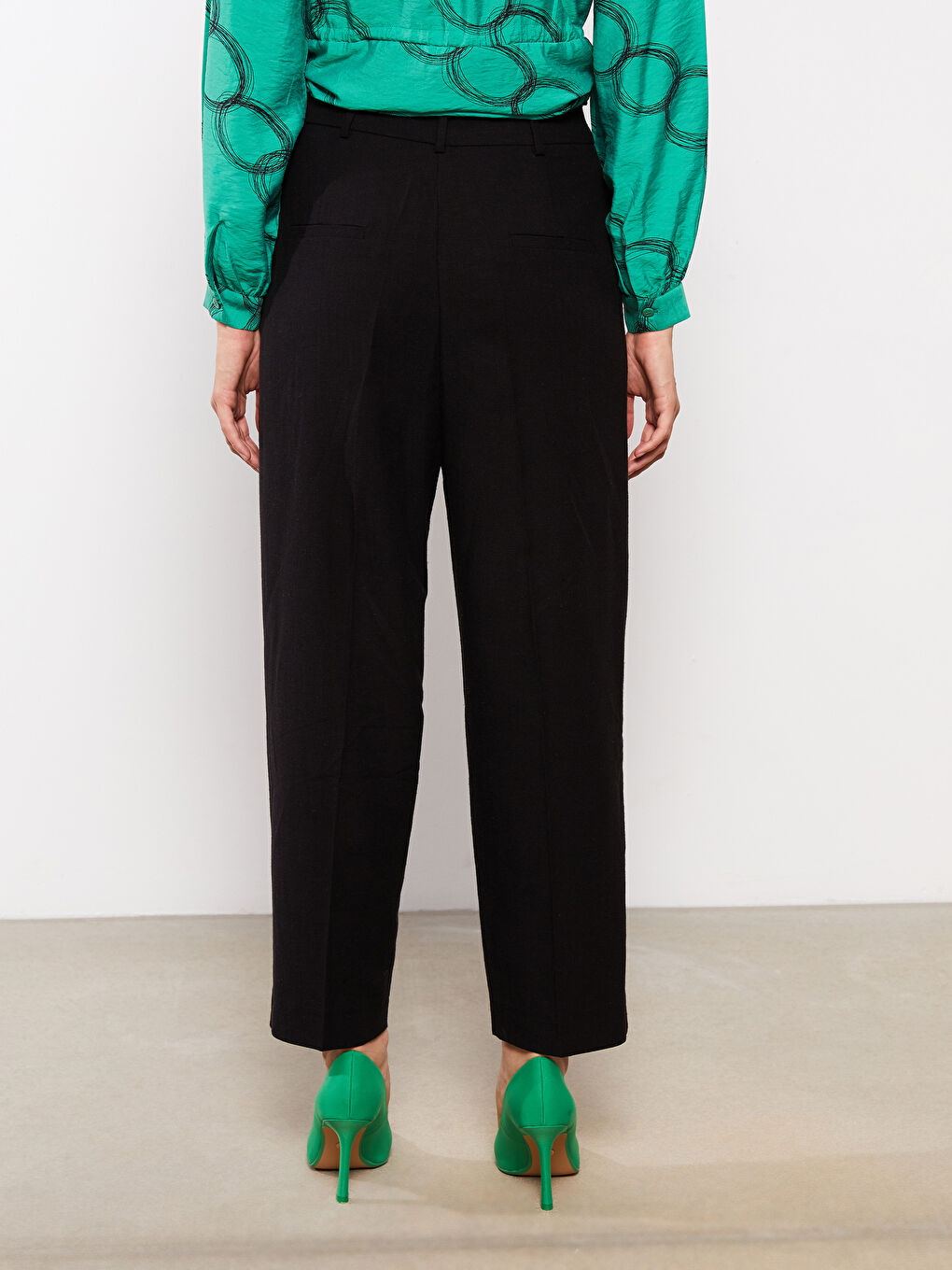 Siyah Standart Fit Düz Cep Detaylı Kadın Pantolon-5