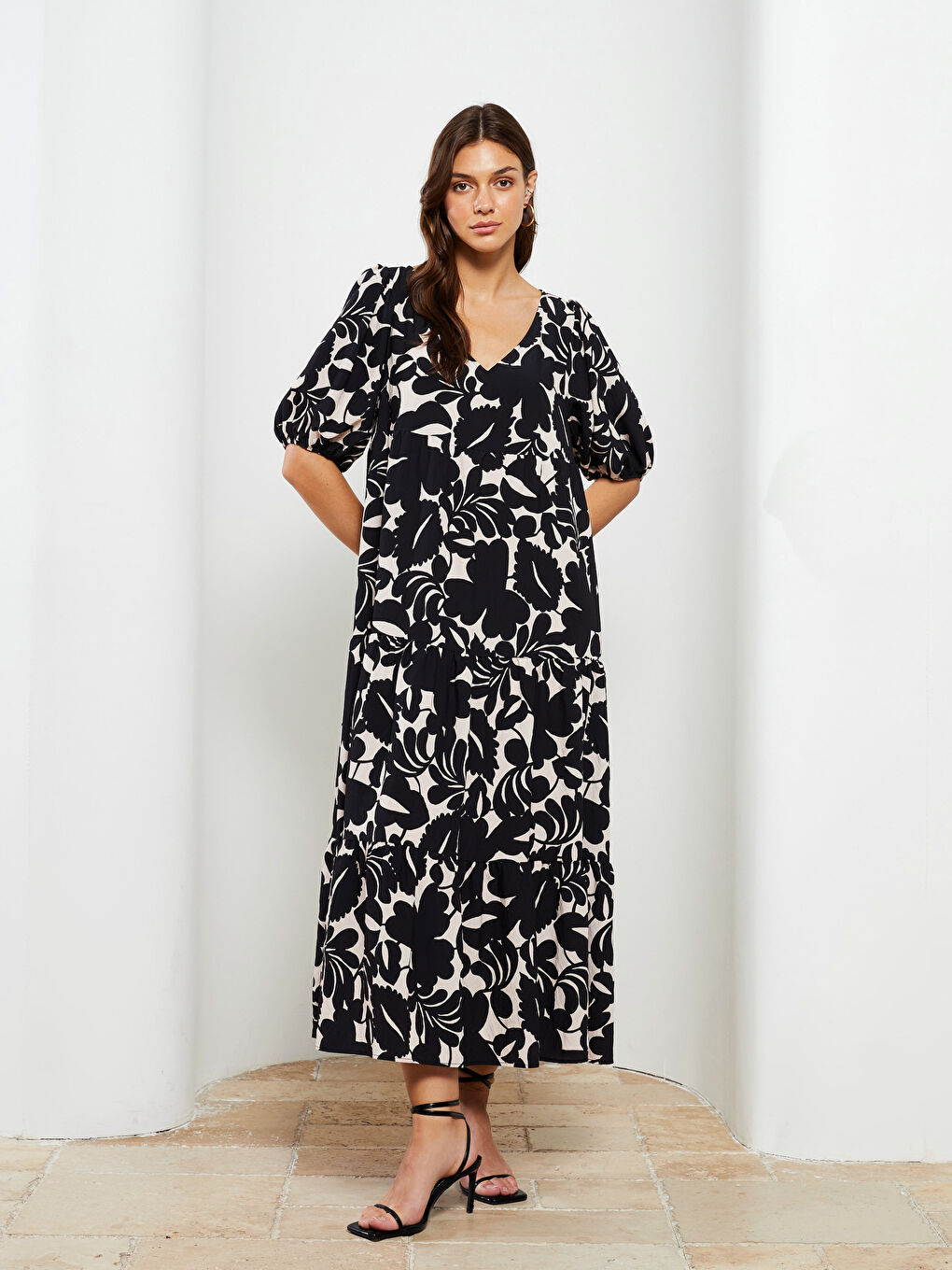 Siyah V Yaka Desenli Kısa Kollu Kadın Elbise