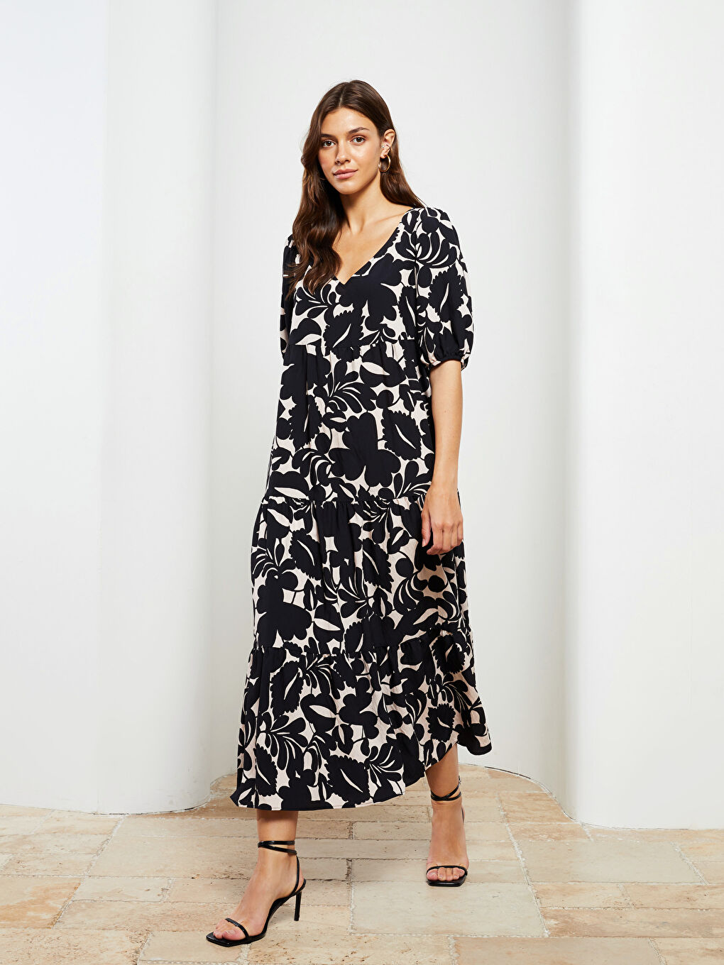 Siyah V Yaka Desenli Kısa Kollu Kadın Elbise-1