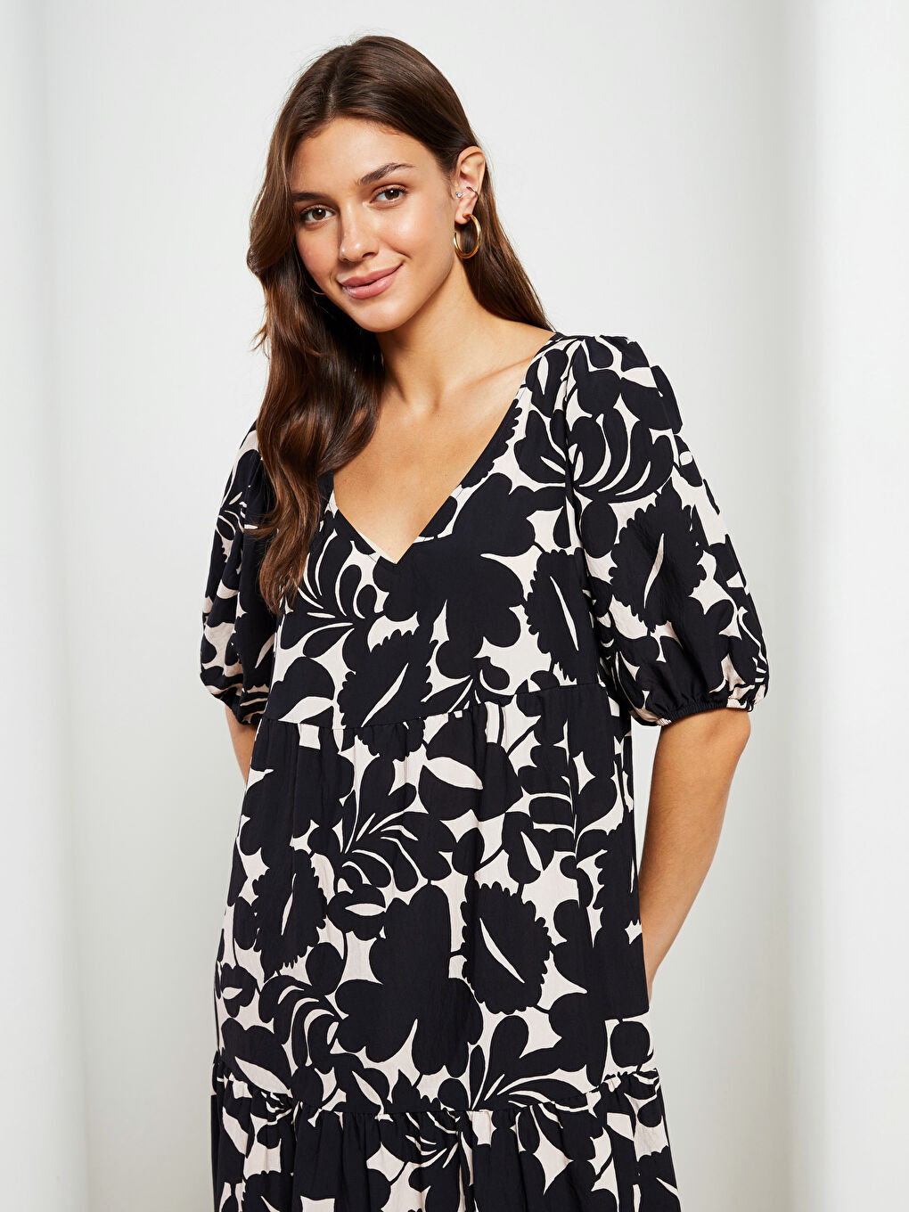 Siyah V Yaka Desenli Kısa Kollu Kadın Elbise-2