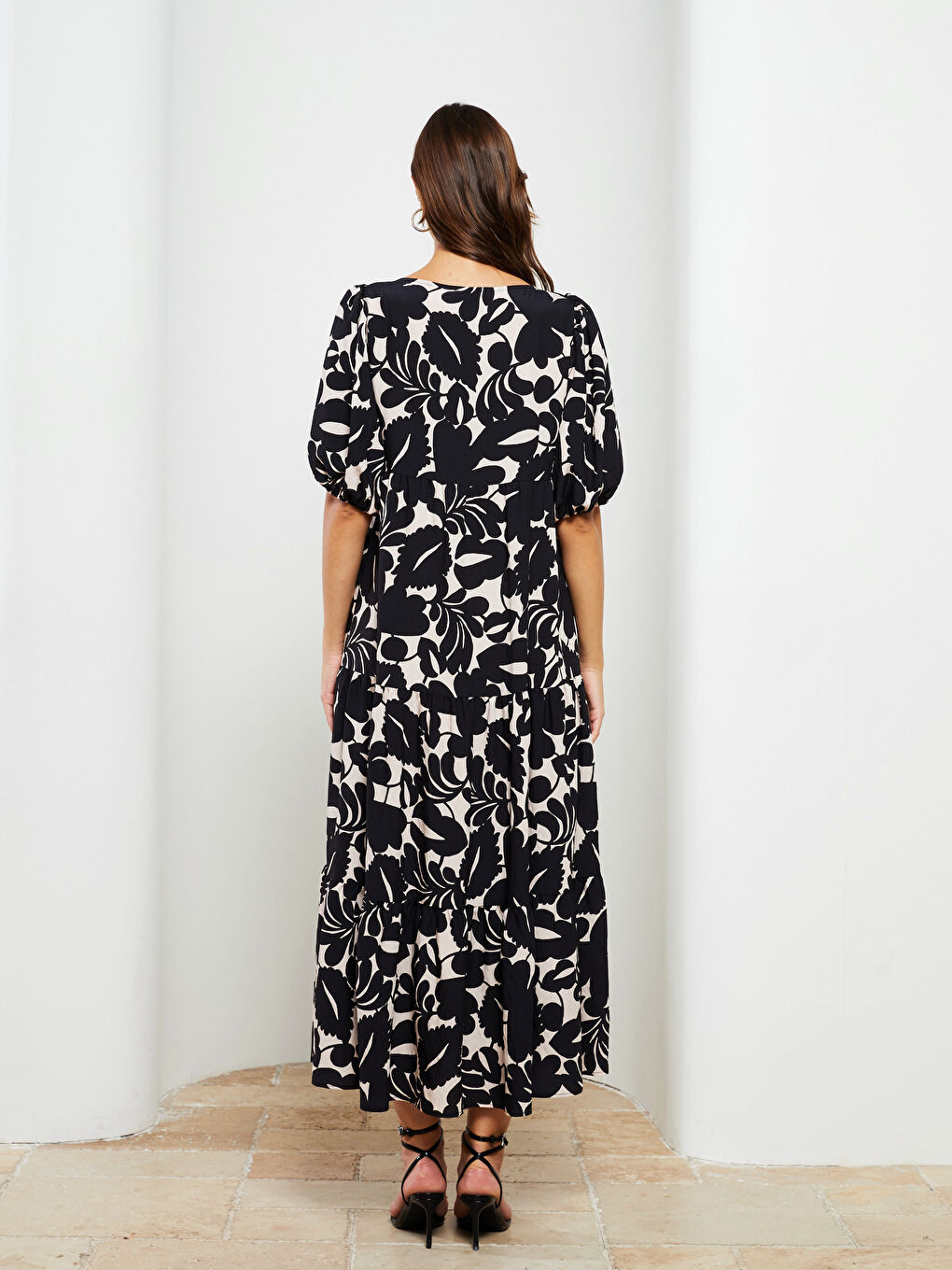 Siyah V Yaka Desenli Kısa Kollu Kadın Elbise-4