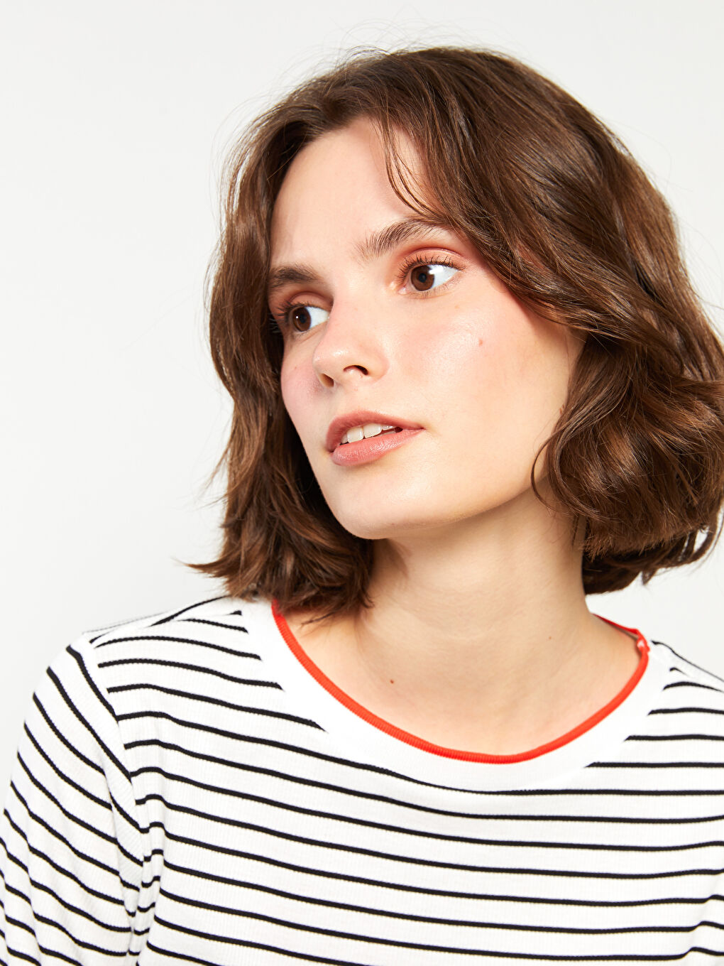 Beyaz Bisiklet Yaka Çizgili Kısa Kollu Kadın Tişört-1