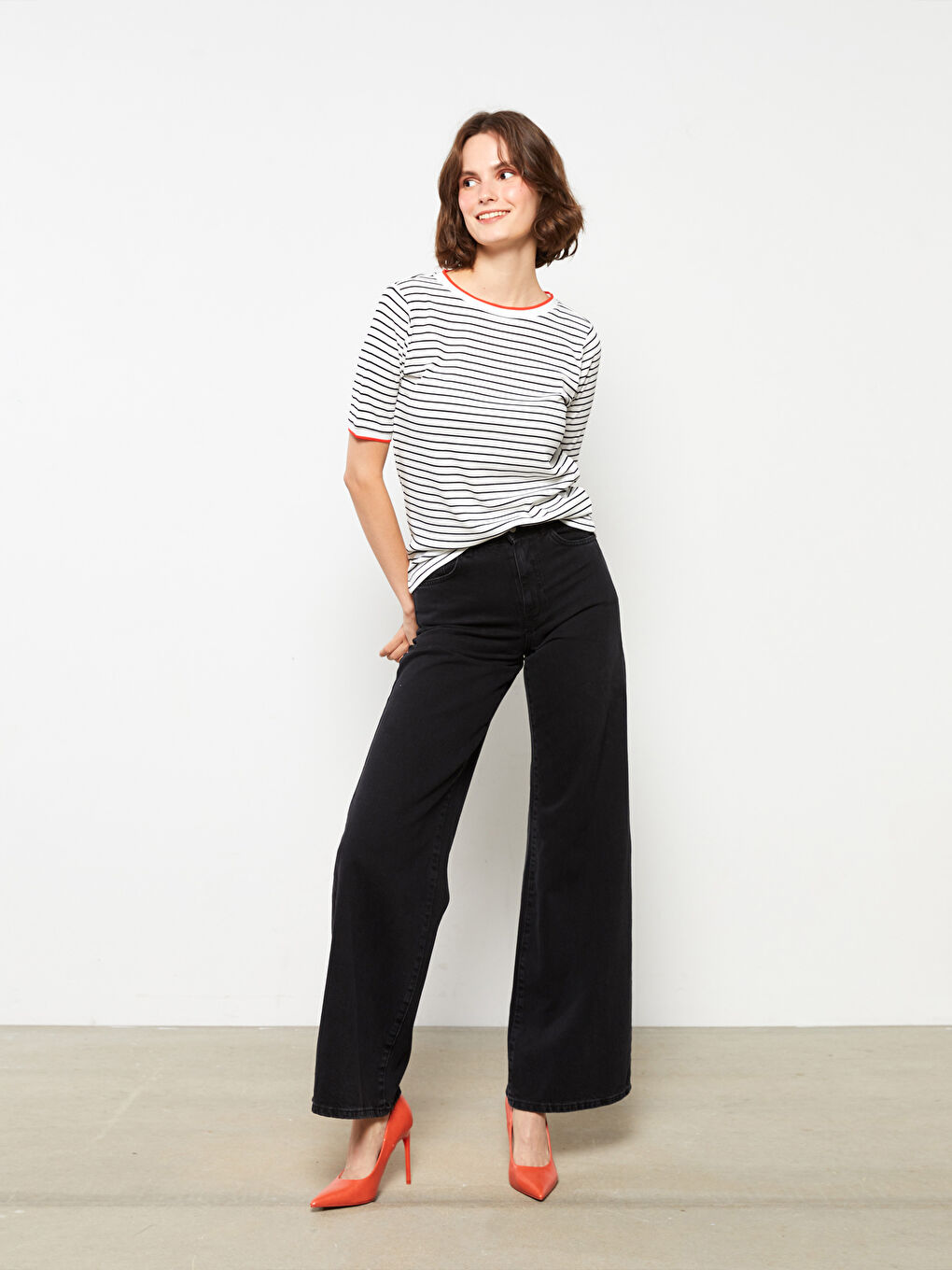 Beyaz Bisiklet Yaka Çizgili Kısa Kollu Kadın Tişört-2