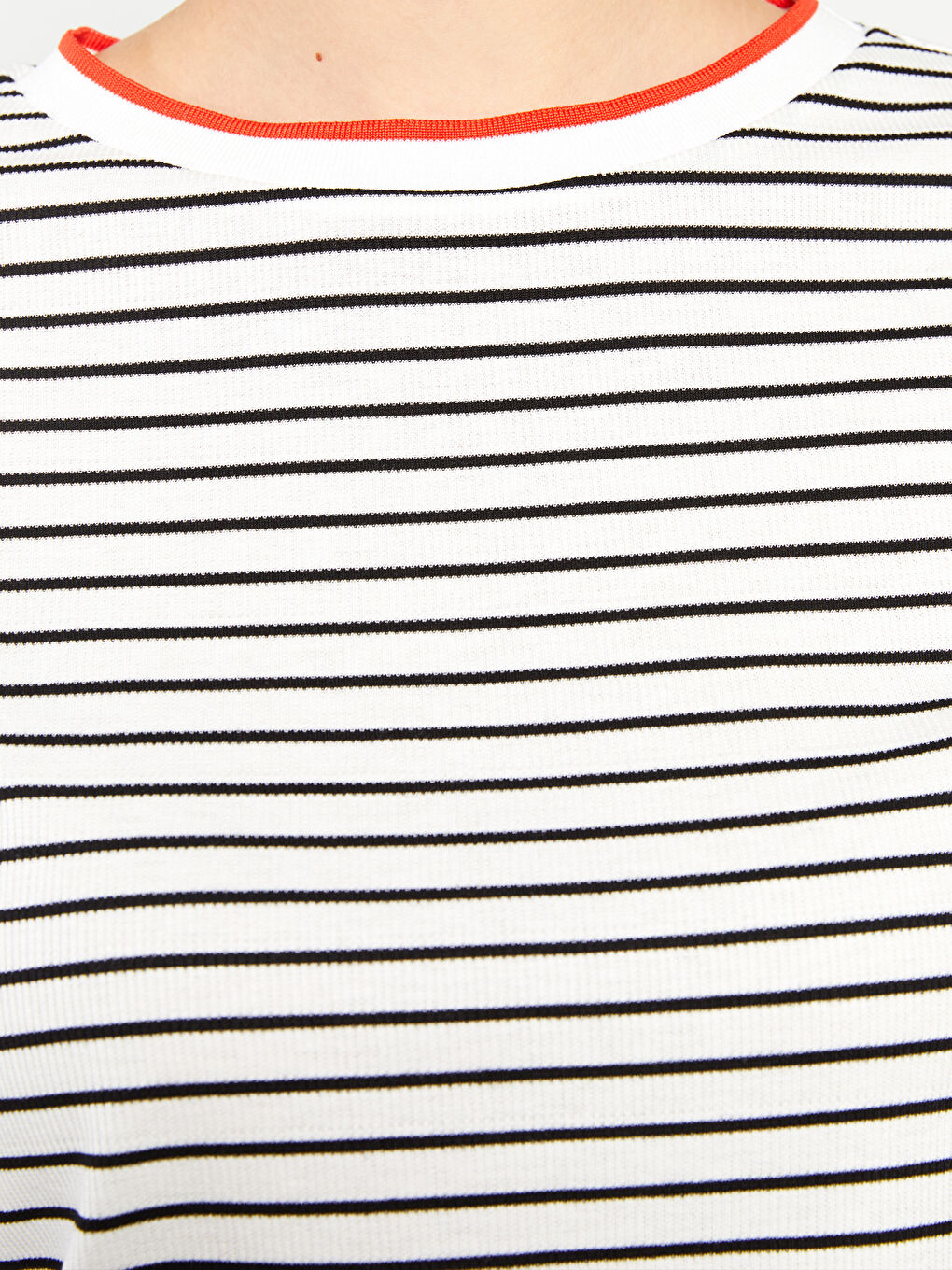 Beyaz Bisiklet Yaka Çizgili Kısa Kollu Kadın Tişört-3