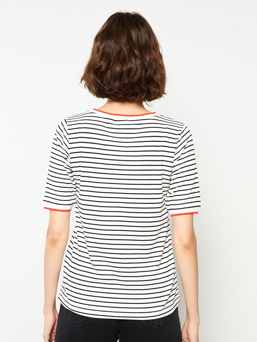 Beyaz Bisiklet Yaka Çizgili Kısa Kollu Kadın Tişört-4