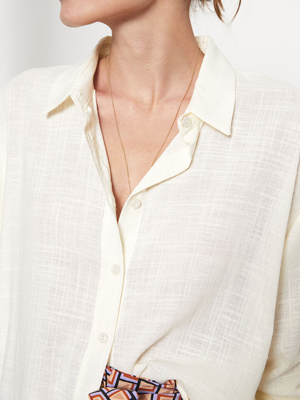 әйелдерге арналған ұзын жеңді түймелі стандартты пішімді жейде-3