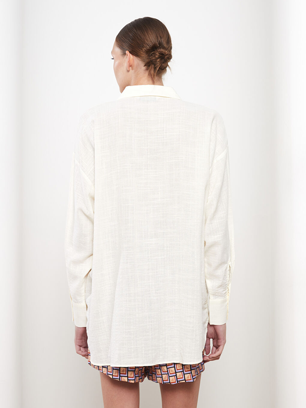 әйелдерге арналған ұзын жеңді түймелі стандартты пішімді жейде-4