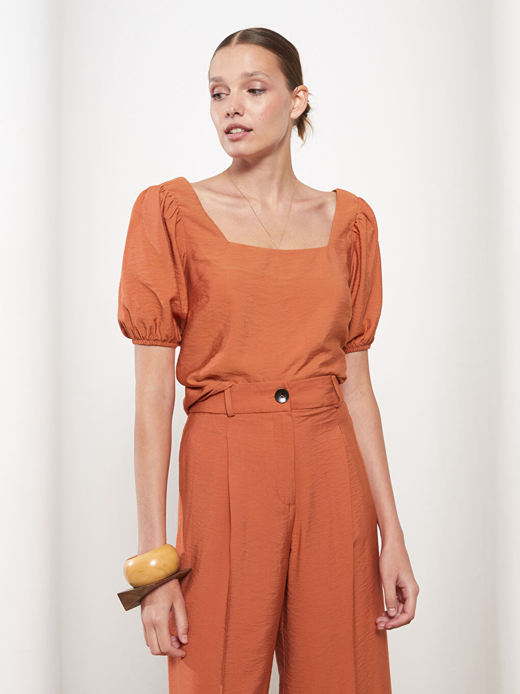 بلوزة ياقة مربعة سادة كم قصير للسيدات