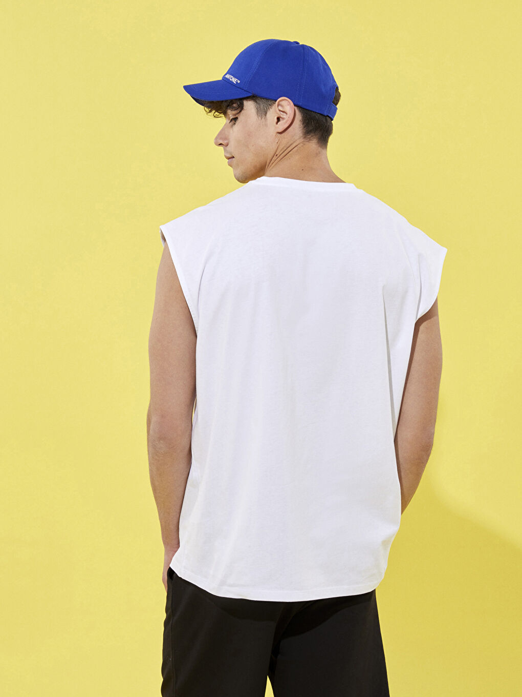 Beyaz Bisiklet Yaka Baskılı Erkek Kolsuz Tişört-4