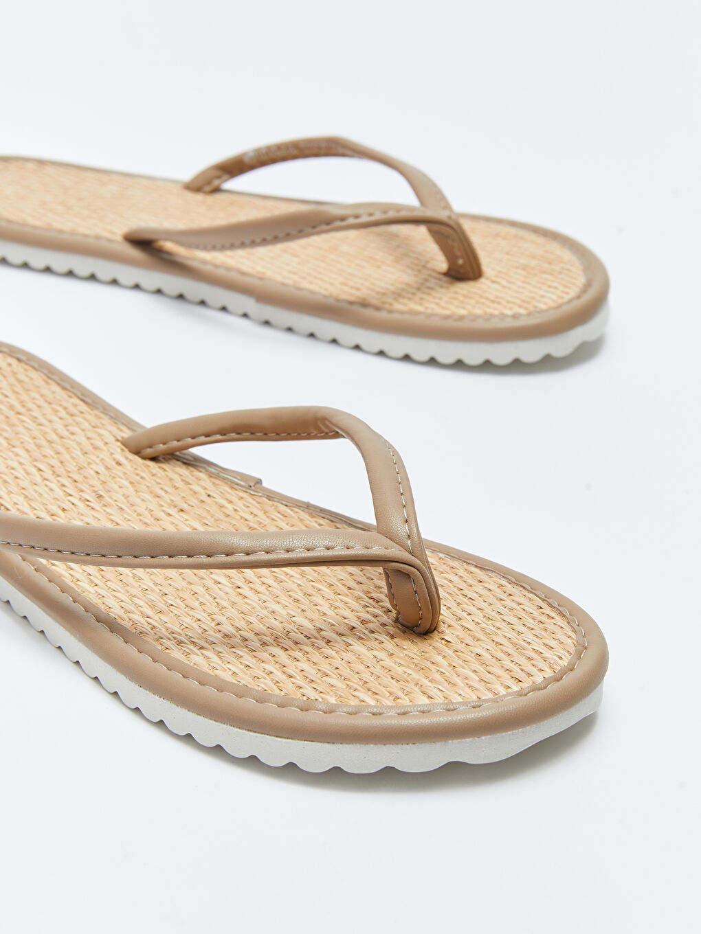 Bej Renk Bloklu Parmak Arası Kadın Plaj Terliği-2