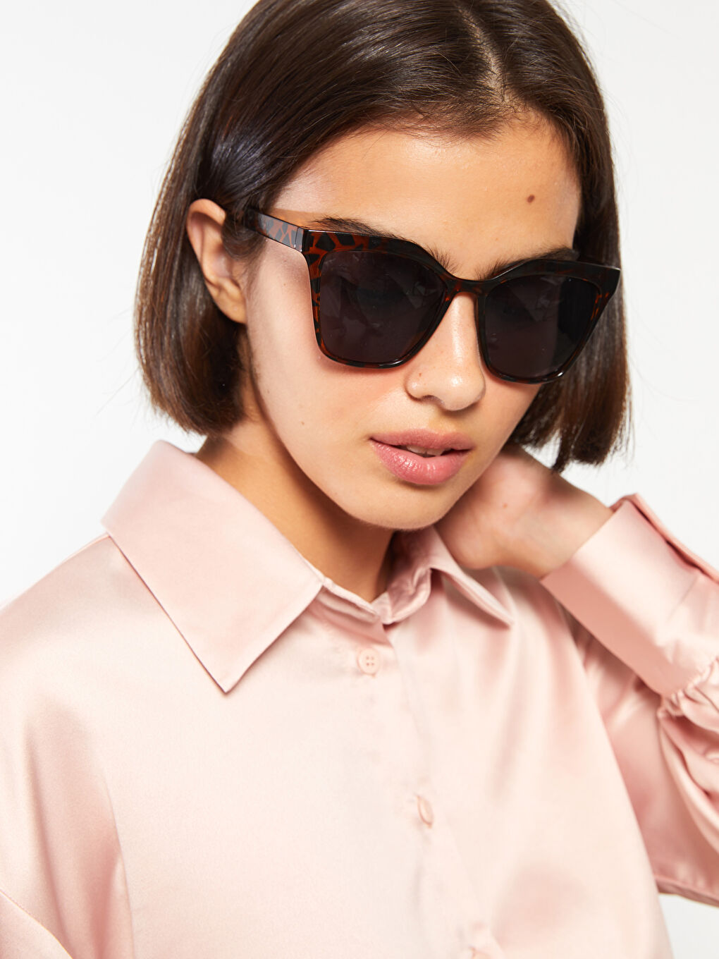 نظارات شمسية للسيدات بإطار منقوش-2