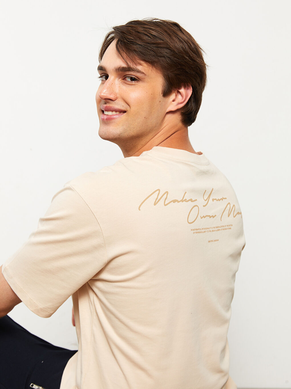 Bej Bisiklet Yaka Kısa Kollu Baskılı Penye Erkek Tişört