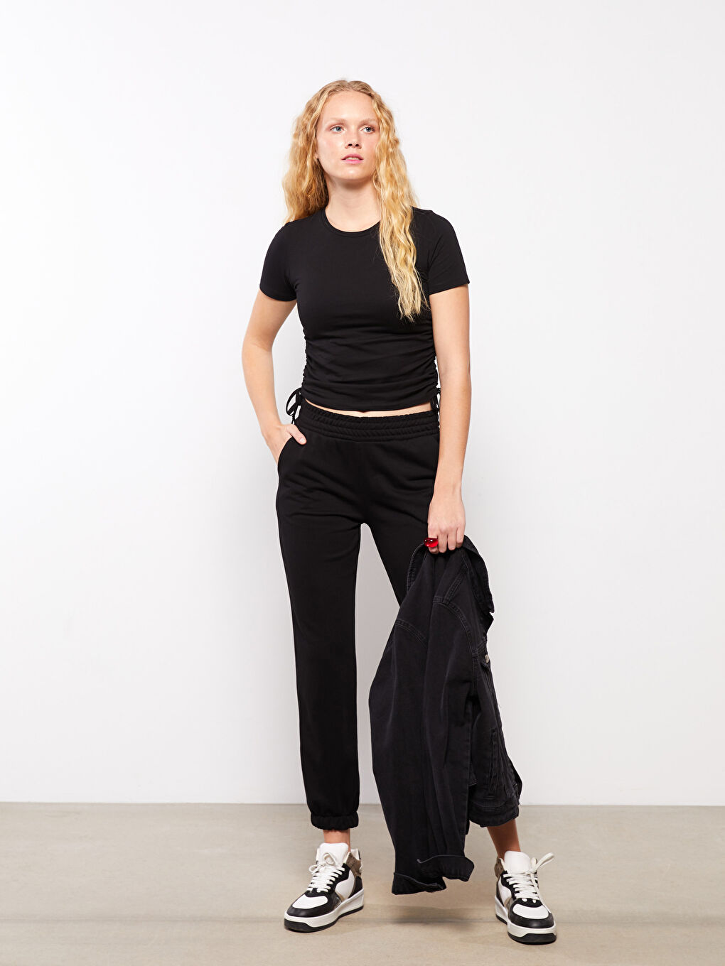 Siyah Bisiklet Yaka Düz Kısa Kollu Crop Pamuklu Kadın Tişört-1