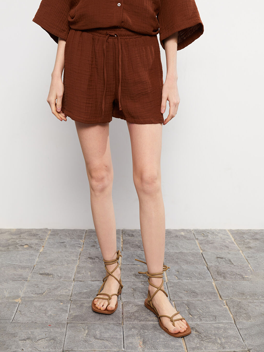 Kahverengi Kadın Beli Lastikli Düz Şort-3