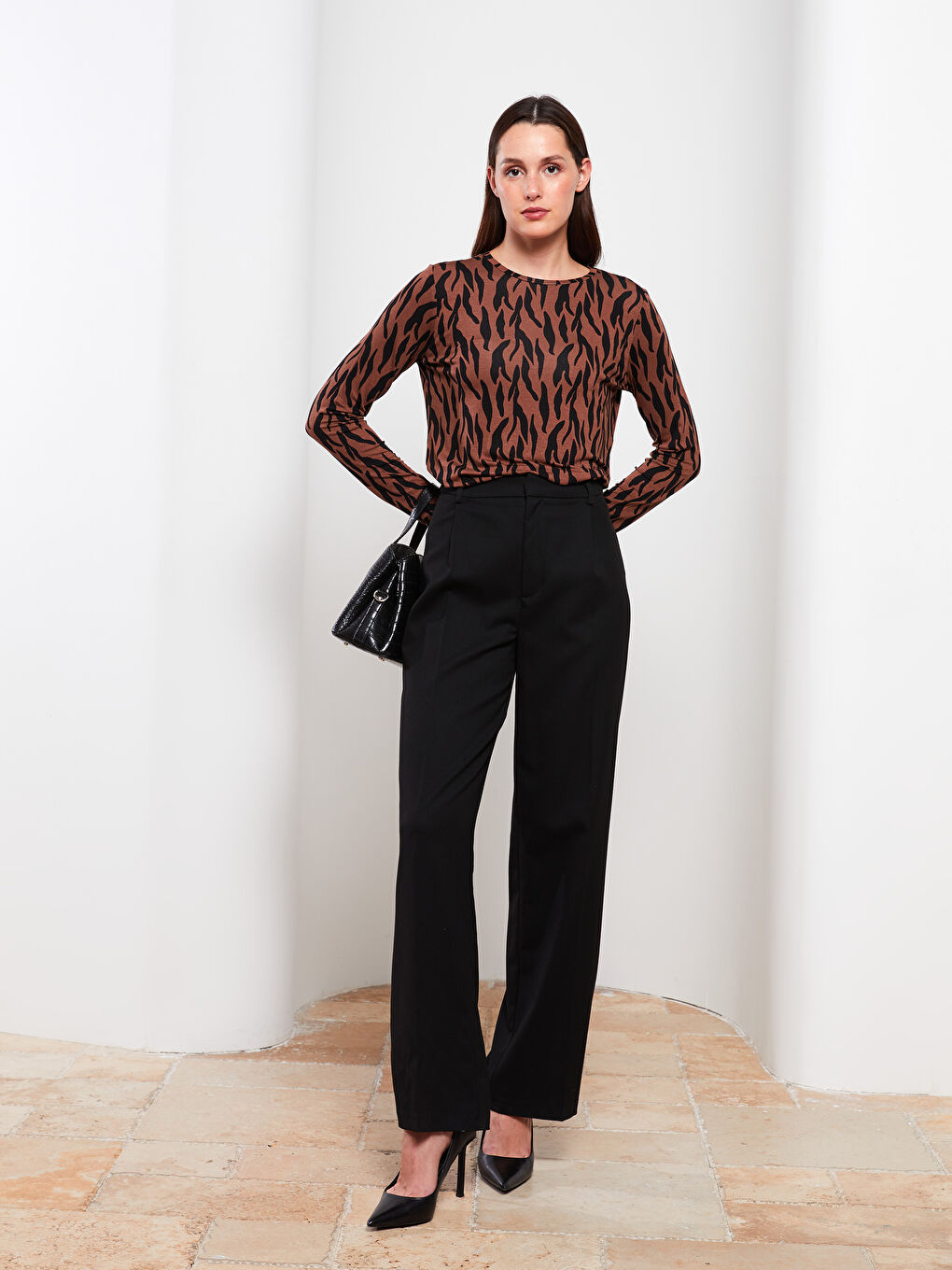 Kahverengi Bisiklet Yaka Desenli Uzun Kollu Kadın Tişört-1