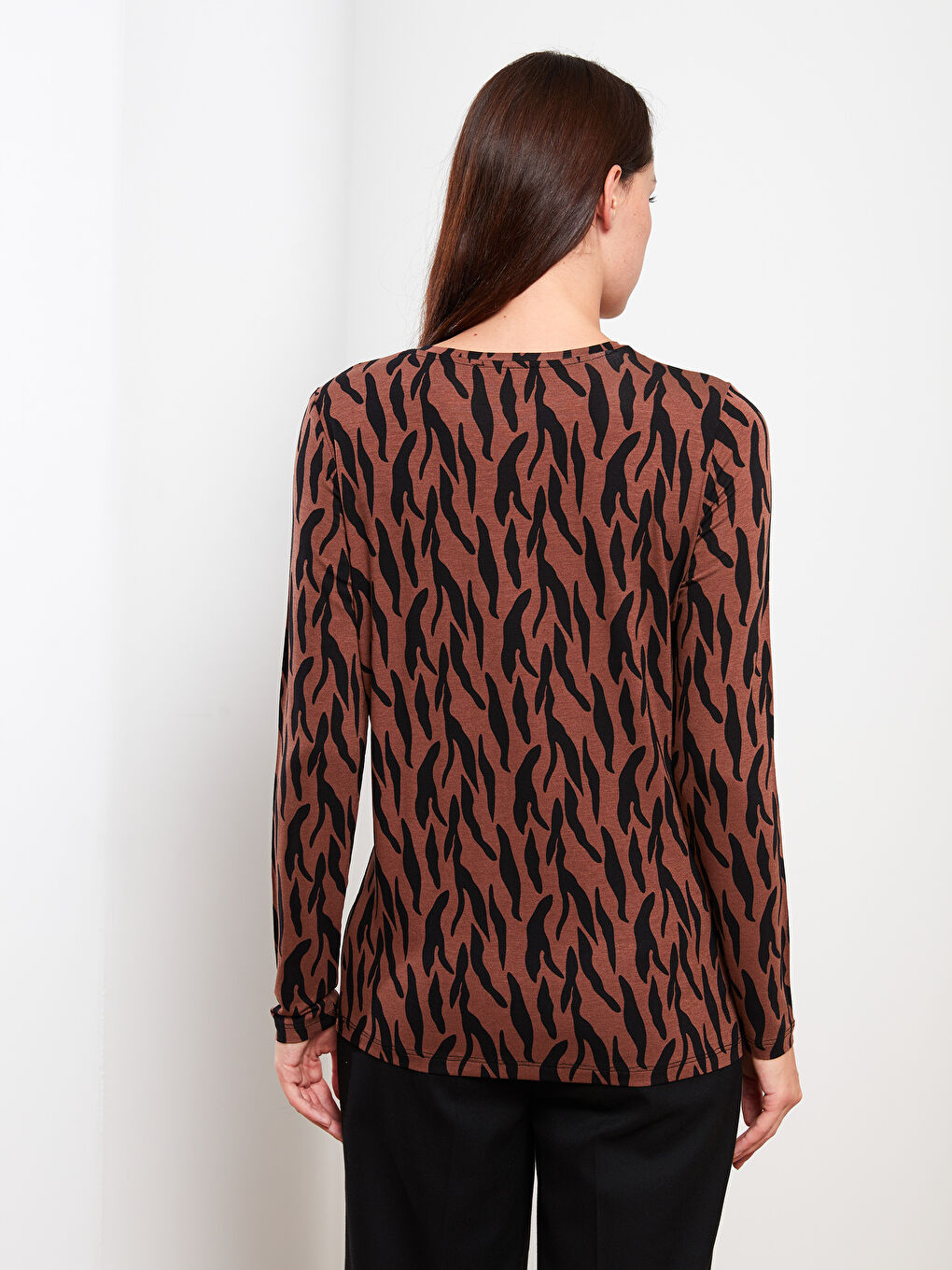 Kahverengi Bisiklet Yaka Desenli Uzun Kollu Kadın Tişört-3