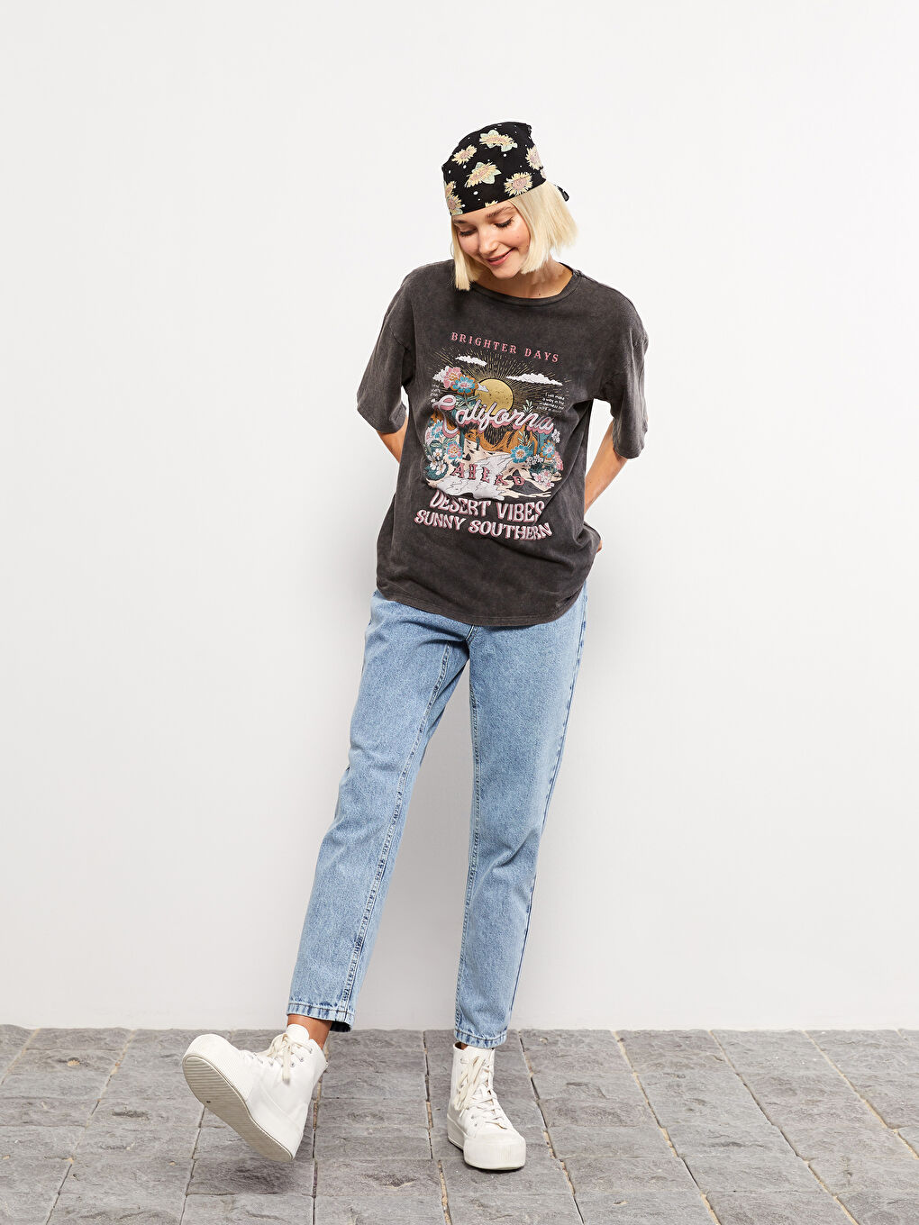 Siyah Bisiklet Yaka Baskılı Kısa Kollu Pamuklu Kadın Tişört-1