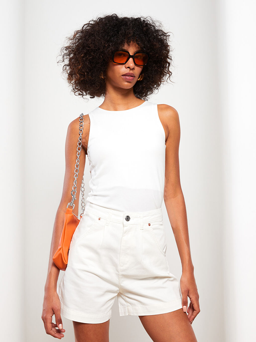 Beyaz Standart Fit Düz Cep Detaylı Kadın Jean Şort-2