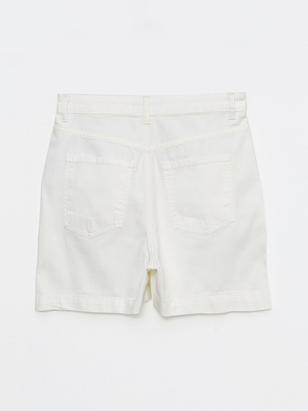 Beyaz Standart Fit Düz Cep Detaylı Kadın Jean Şort-7