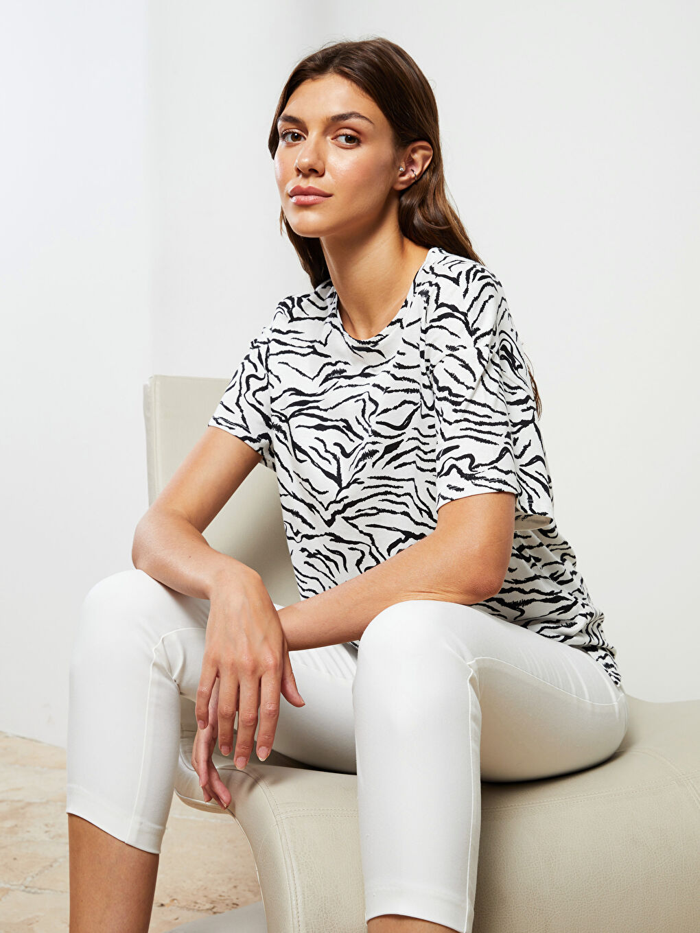 Ekru Bisiklet Yaka Desenli Kısa Kollu Pamuklu Kadın Tişört