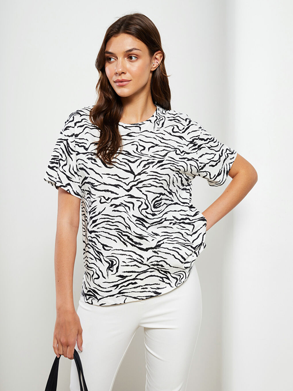 Ekru Bisiklet Yaka Desenli Kısa Kollu Pamuklu Kadın Tişört-1