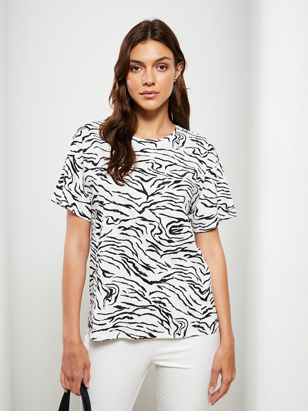 Ekru Bisiklet Yaka Desenli Kısa Kollu Pamuklu Kadın Tişört-2