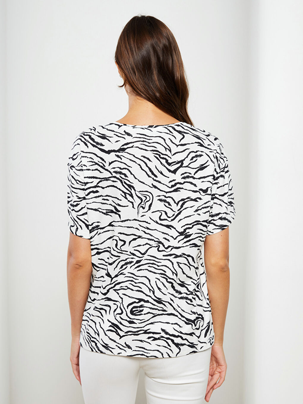 Ekru Bisiklet Yaka Desenli Kısa Kollu Pamuklu Kadın Tişört-5