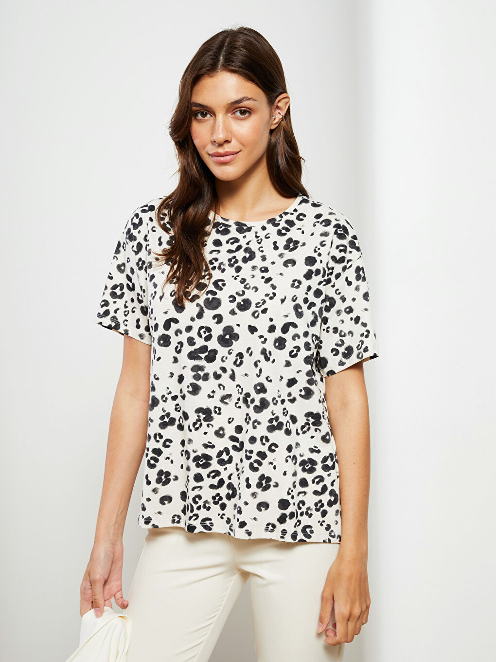 Bej Bisiklet Yaka Desenli Kısa Kollu Pamuklu Kadın Tişört-1