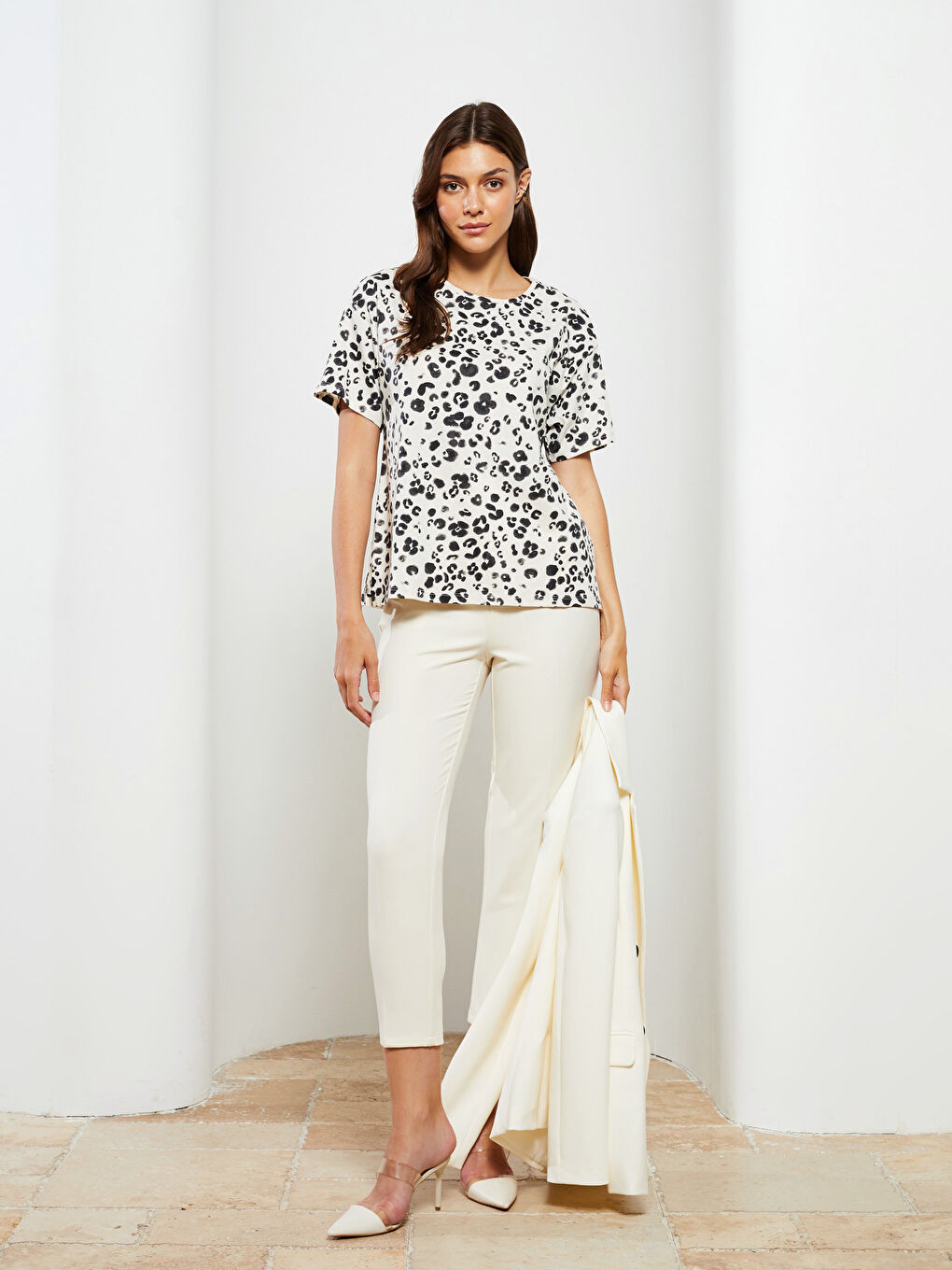 Bej Bisiklet Yaka Desenli Kısa Kollu Pamuklu Kadın Tişört-2