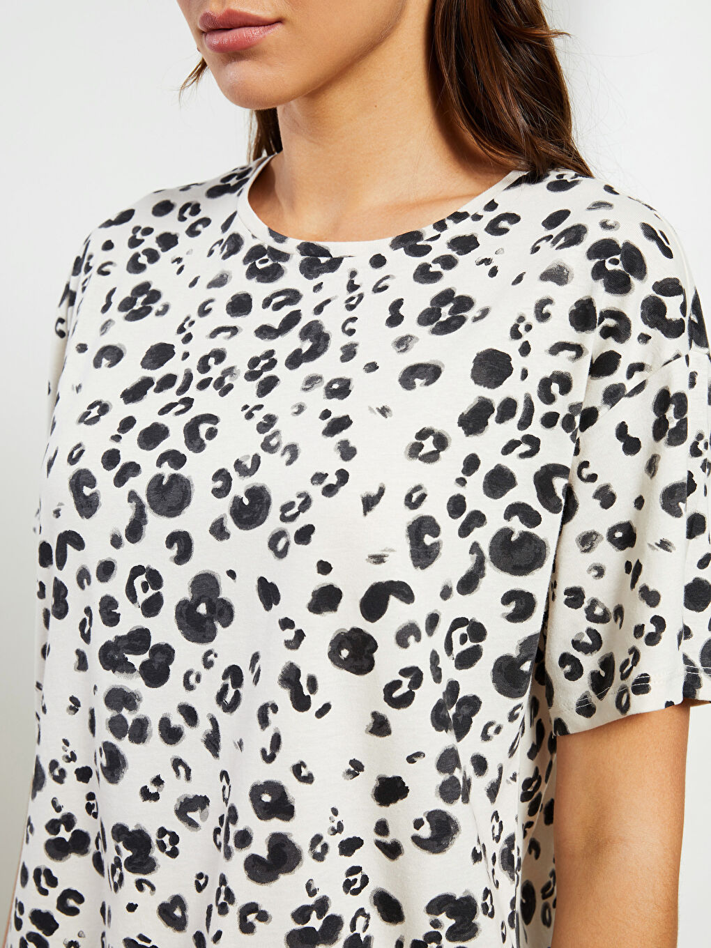 Bej Bisiklet Yaka Desenli Kısa Kollu Pamuklu Kadın Tişört-3