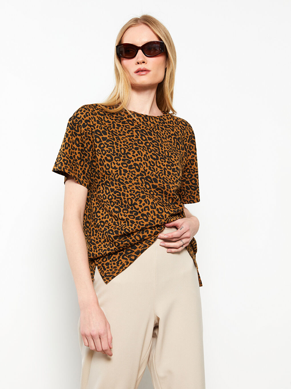 Kahverengi Bisiklet Yaka Desenli Kısa Kollu Pamuklu Kadın Tişört