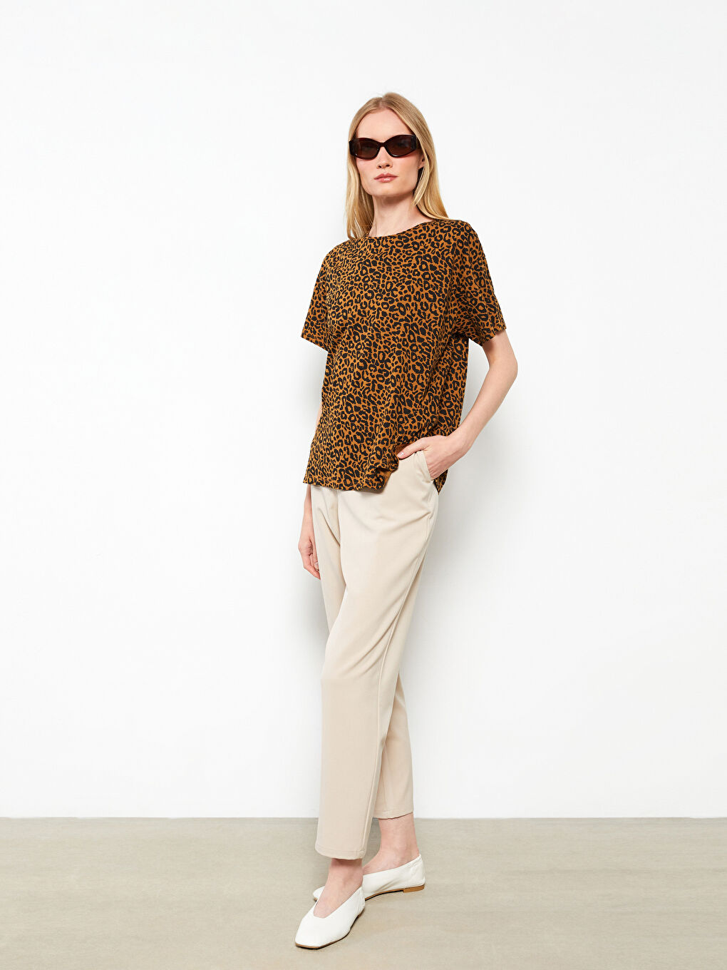 Kahverengi Bisiklet Yaka Desenli Kısa Kollu Pamuklu Kadın Tişört-1