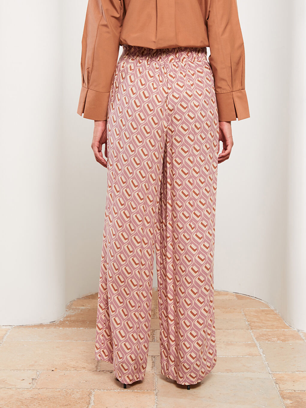 Pembe Beli Lastikli Standart Fit Desenli Viskon Kadın Pantolon-4