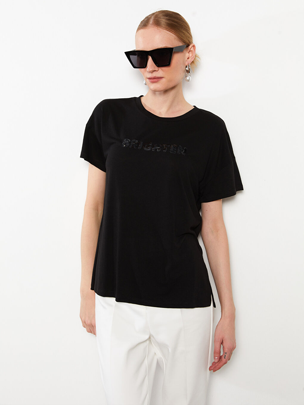 Siyah Bisiklet Yaka Pul Payet İşlemeli Kısa Kollu Kadın Tişört