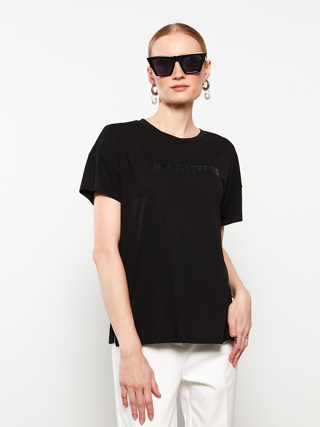 Siyah Bisiklet Yaka Pul Payet İşlemeli Kısa Kollu Kadın Tişört-1