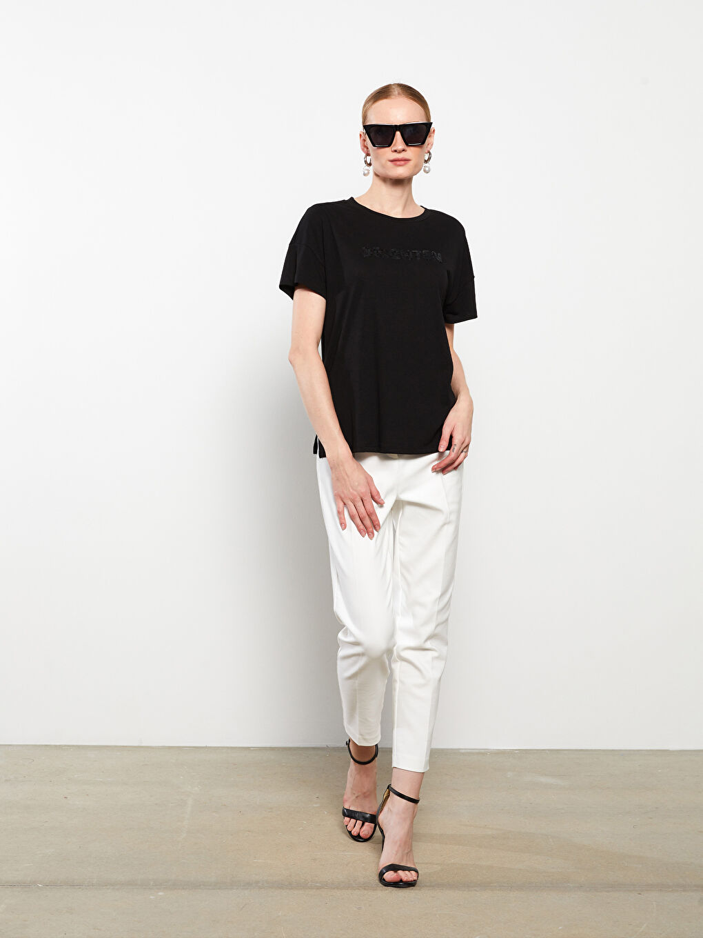 Siyah Bisiklet Yaka Pul Payet İşlemeli Kısa Kollu Kadın Tişört-2