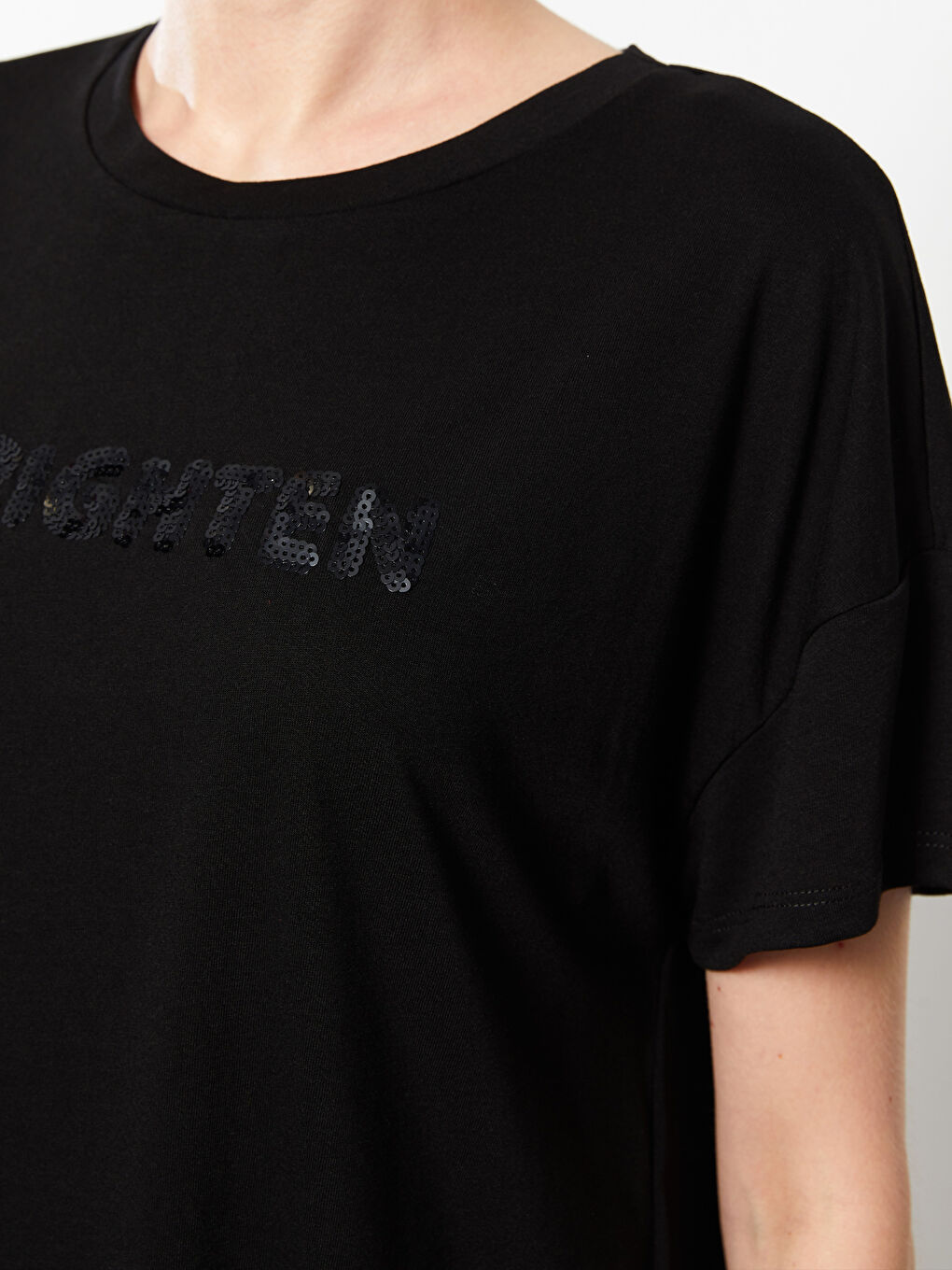 Siyah Bisiklet Yaka Pul Payet İşlemeli Kısa Kollu Kadın Tişört-3