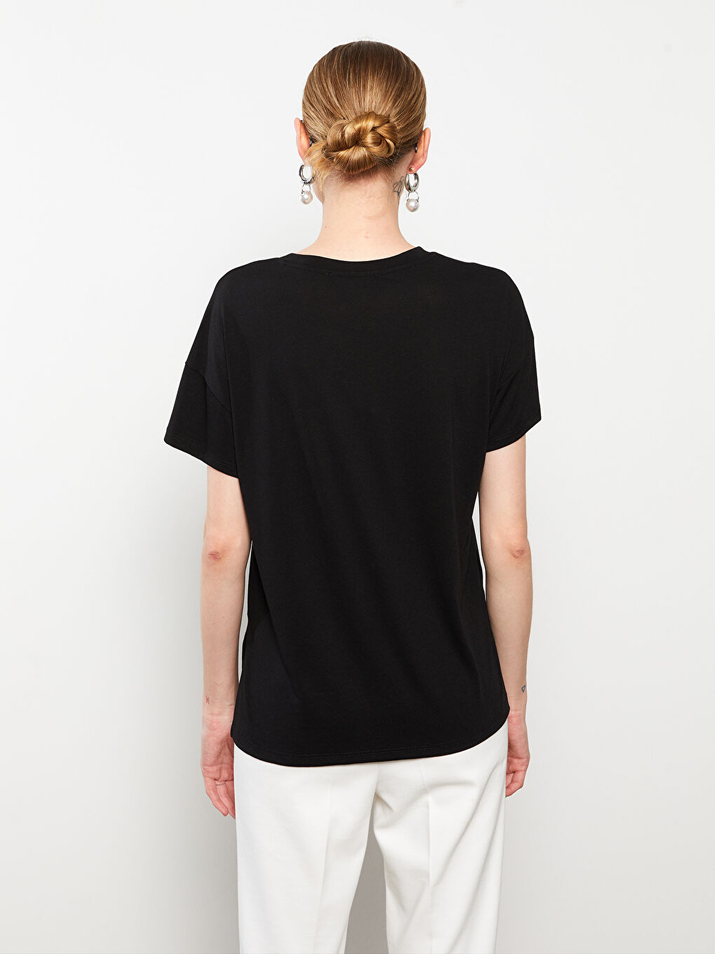 Siyah Bisiklet Yaka Pul Payet İşlemeli Kısa Kollu Kadın Tişört-4