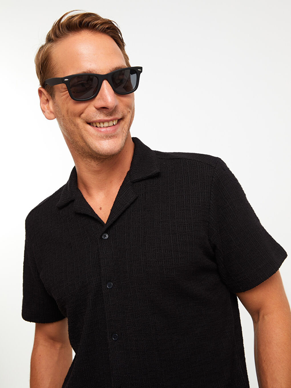 Siyah Standart Kalıp Resort Yaka Kısa Kollu Erkek Gömlek-1