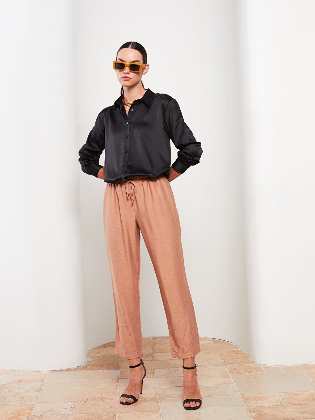 Kahverengi Rahat Kalıp Düz Cep Detaylı Kadın Pantolon