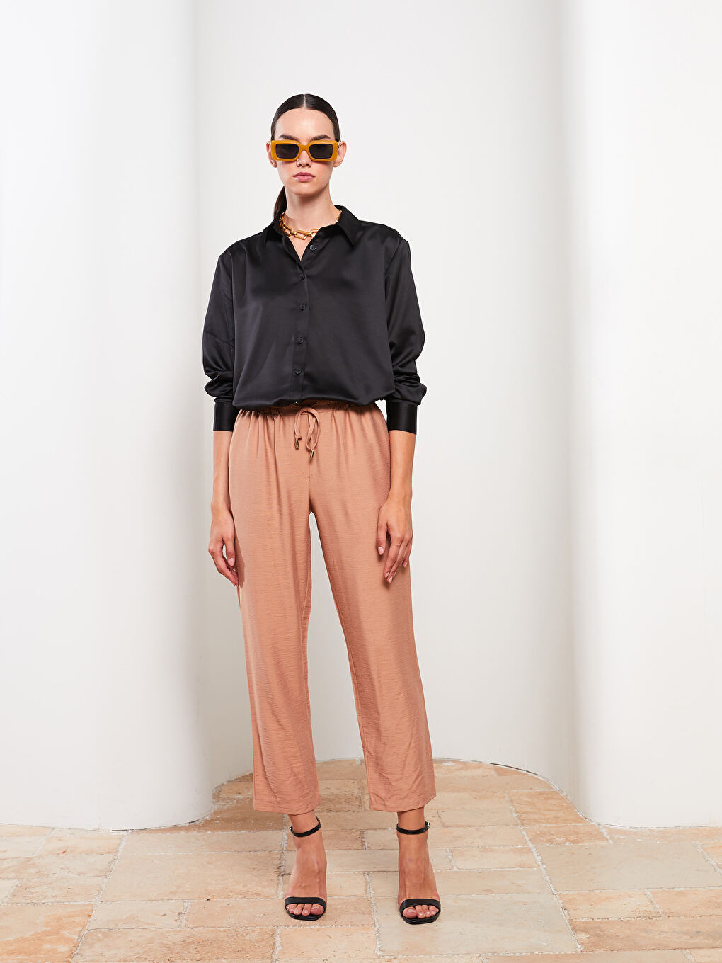 Kahverengi Rahat Kalıp Düz Cep Detaylı Kadın Pantolon-1