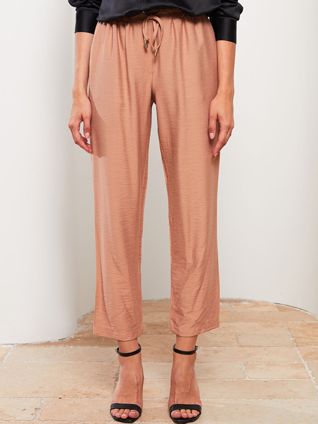 Kahverengi Rahat Kalıp Düz Cep Detaylı Kadın Pantolon-3